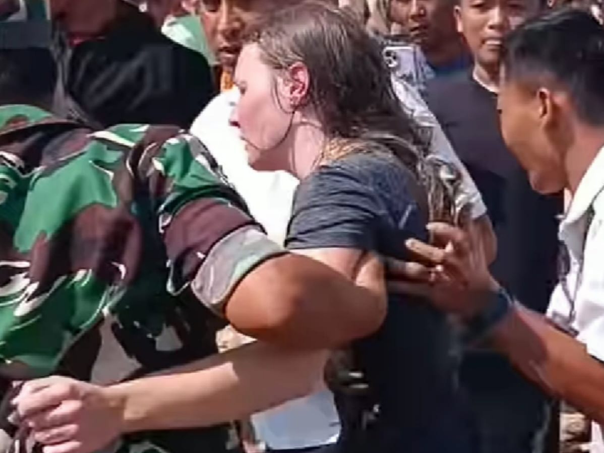 Tiga orang wisatawan Pantai Balekambang, Desa Srigonco, Kecamatan Bantur, Kabupaten Malang, pada Rabu (9/4/2025), dikabarkan hilang terseret ombak. Dan masih dalam proses pencarian.