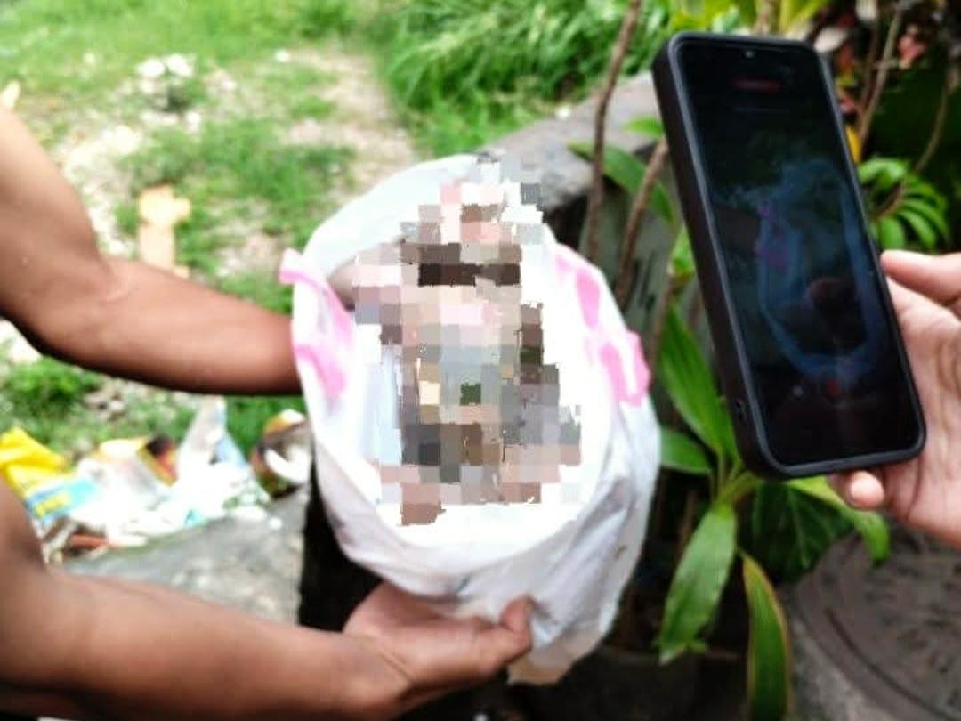 Warga sekitar Jalan Juanda Gang IX RT 04 RW 01 Kelurahan Jodipan, Kecamatan Blimbing, Kota Malang, digemparkan adanya mayat bayi yang mengapung di aliran Sungai Brantas, Kamis (10/4/2025).