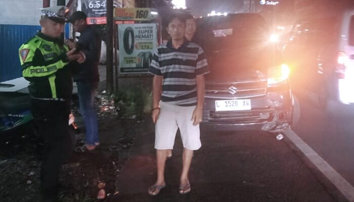 Mobil Suzuki Grandmax Tabrak PJU di Jalan Raya Karanglo Malang