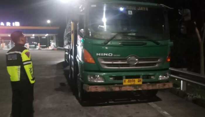 Toyota Inova Tabrak Truk Hino di Tol Malang-Pandaan