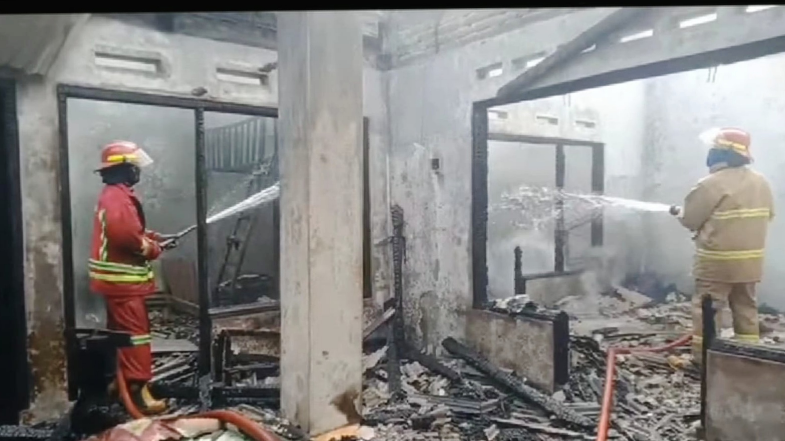 Sebuah rumah di Jalan Flamboyan, Kecamatan Pakisaji, Kabupaten Malang ludes terbakar, pada Kamis (17/4/2025). Rumah tersebut diketahui milik Yuni Susanto Melasari (44).