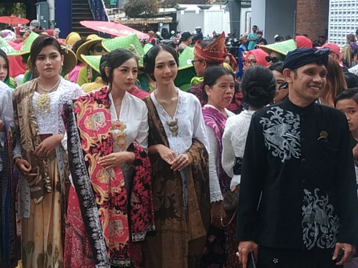 Memperingati Hari Kartini sekaligus HUT Kota Malang Ke 111, kolaborasi komunitas perempuan dan Asosiasi Perajin Batik Kota Malang menggelar Fashion Show On The Street Kartini Nang Kayutangan, Minggu (20/4/2025).