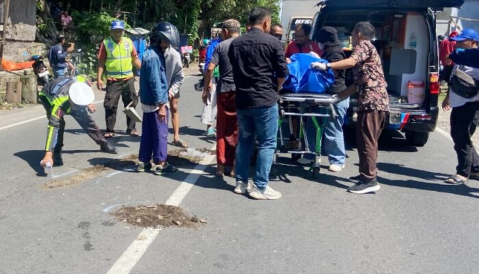 Pemotor Asal Situbondo Tertabrak Truk di Bululawang Malang