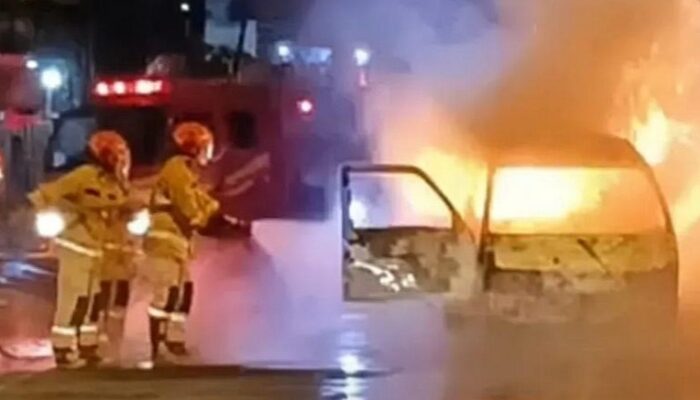 Polisi Selidiki Minibus Pengangkut BBM yang Terbakar di Batu