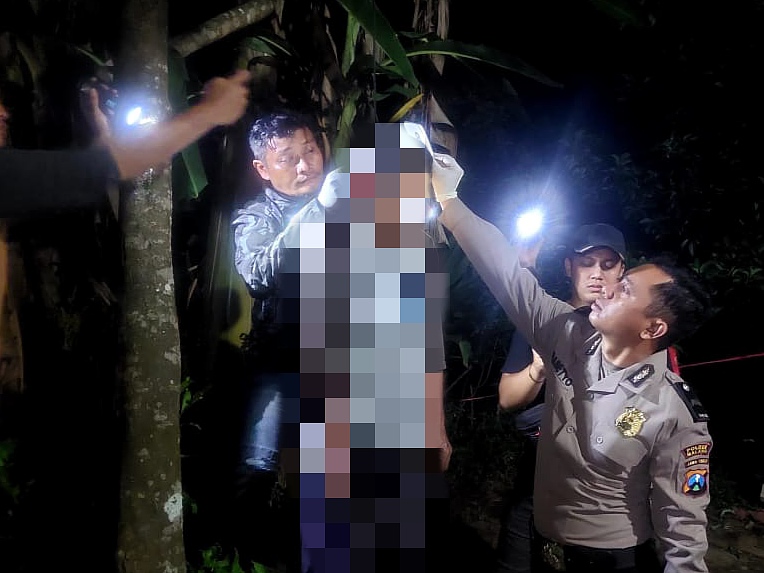 Warga Kecamatan Pakis, Kabupaten Malang, sekitar pukul 19.00 WIB, Selasa (22/4/2025), dihebohkan adanya lansia yang meninggal dunia dengan cara gantung diri di sebuah pohon.