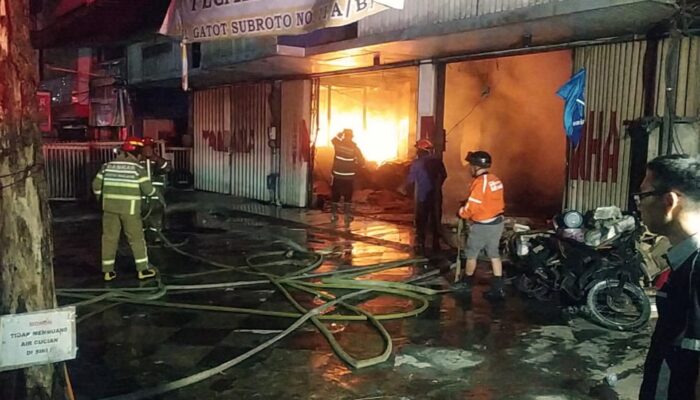Gudang Pecah Belah Toko Santoso di Kota Malang Terbakar