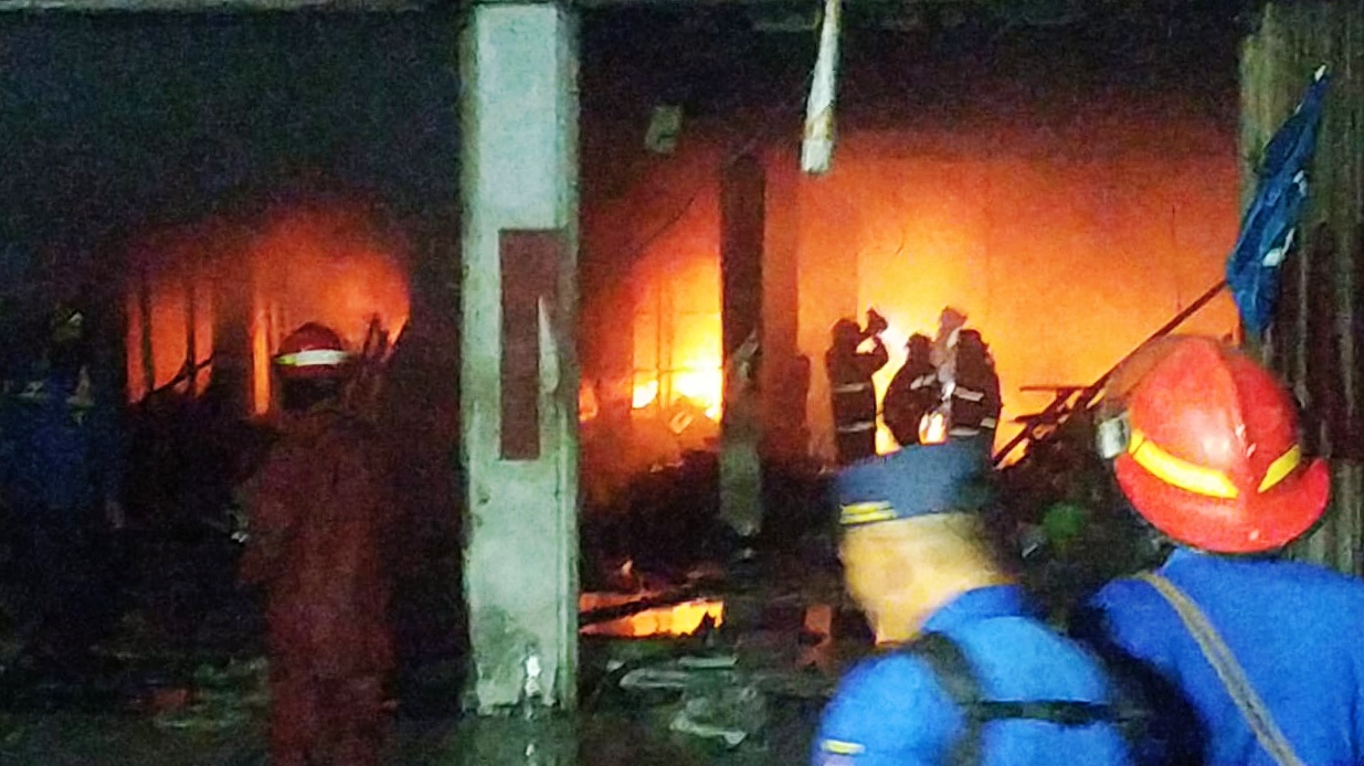 Petugas pemadam kebakaran harus bekerja ekstra keras saat proses pemadaman gudang pecah belah milik Toko Santosa yang terletak di Jalan Gatot Subroto 11 A Kota Malang. Setidaknya butuh waktu hampir 5 jam untuk menjinakkan si jago merah, karena kebakaran meluas.