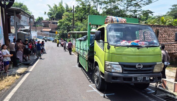 Tak Kuat Nanjak Karena Kelebihan Muatan Truk Terjang Motor