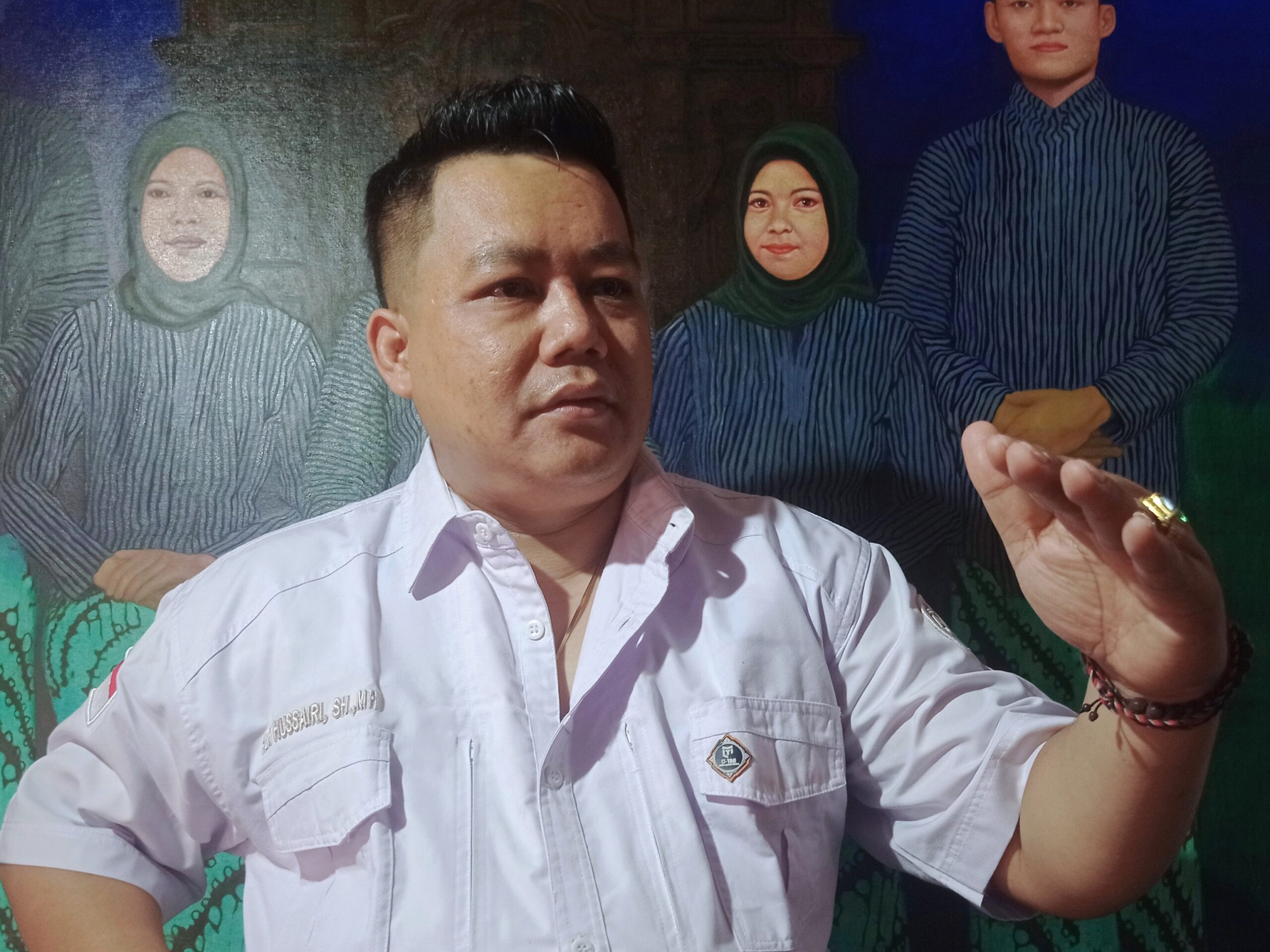 Praktisi Hukum Tata Kelolah Pemerintahan, Achmad Hussairi, SH, MH, berpendapat, jika hal tersebut menunjukkan lambannya kinerja para pemangku kebijakan di lingkungan Pemkab Malang. Dan berdampak pada jalannya roda pemerintahan.