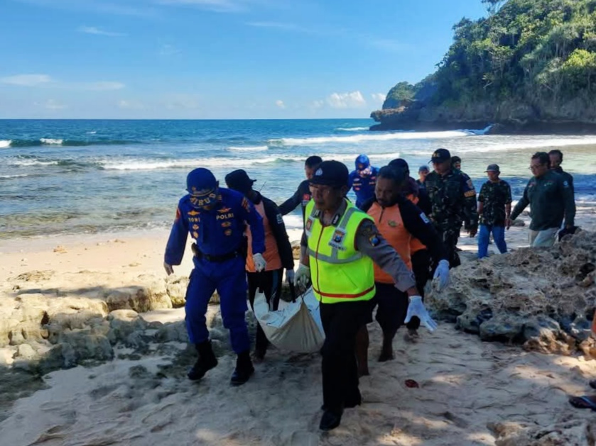 Empat orang nelayan asal Kecamatan Jerowaru, Kabupaten Lombok Timur, Nusa Tenggara Barat, mengalami musibah saat berburu ikan dengan busur panah diperairan Kondangmerak, Desa Sumberbening, Kecamatan Bantur, Kabupaten Malang.