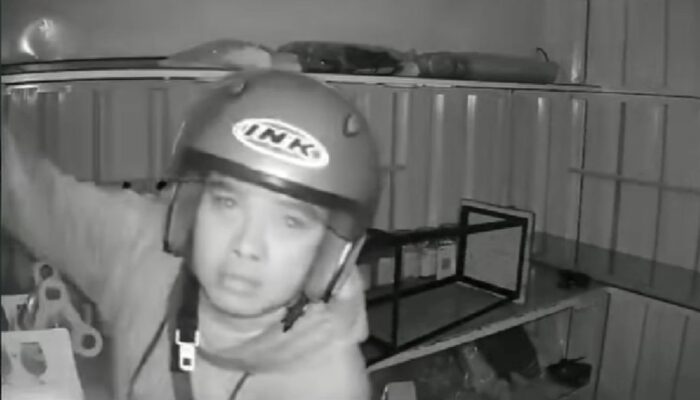 Maling Bobol Outlet Minuman di Singosari Terekam CCTV