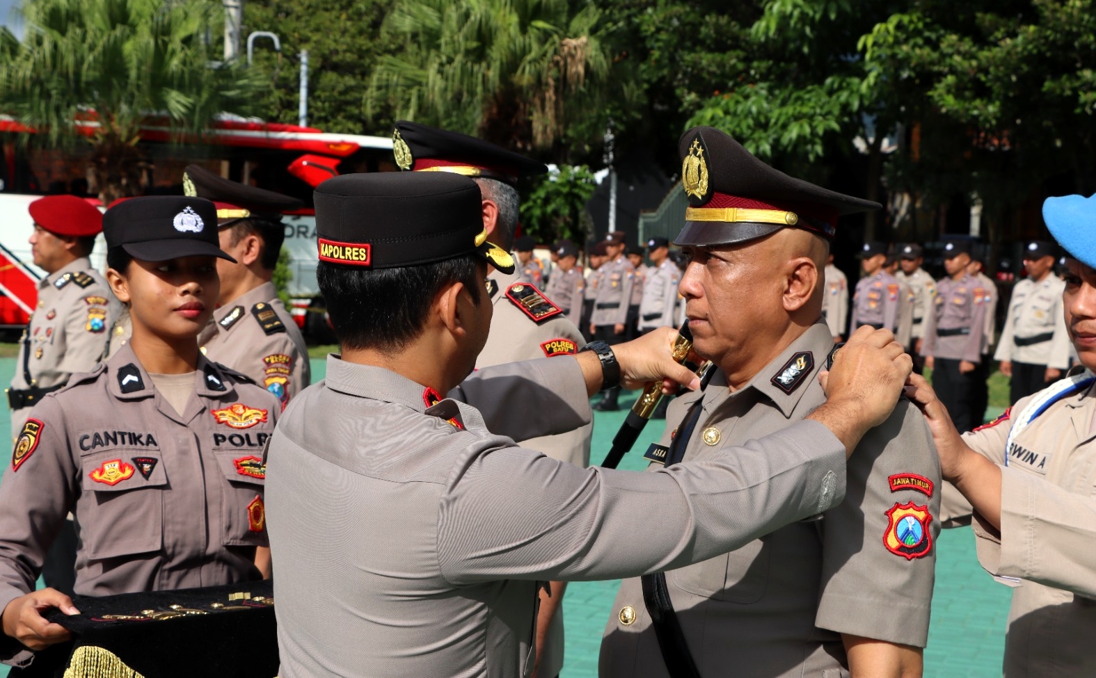 Polres Batu menggelar prosesi serah terima jabatan pejabat Polres sebagai bagian dari upaya perubahan yang terus menghidupkan Polres Batu. Acara tersebut dipimpin langsung oleh Kapolres Batu, AKBP Andi Yudha Pranata, S.H., S.I.K., M.Si., di lapangan Mapolres pada Senin (28/4).