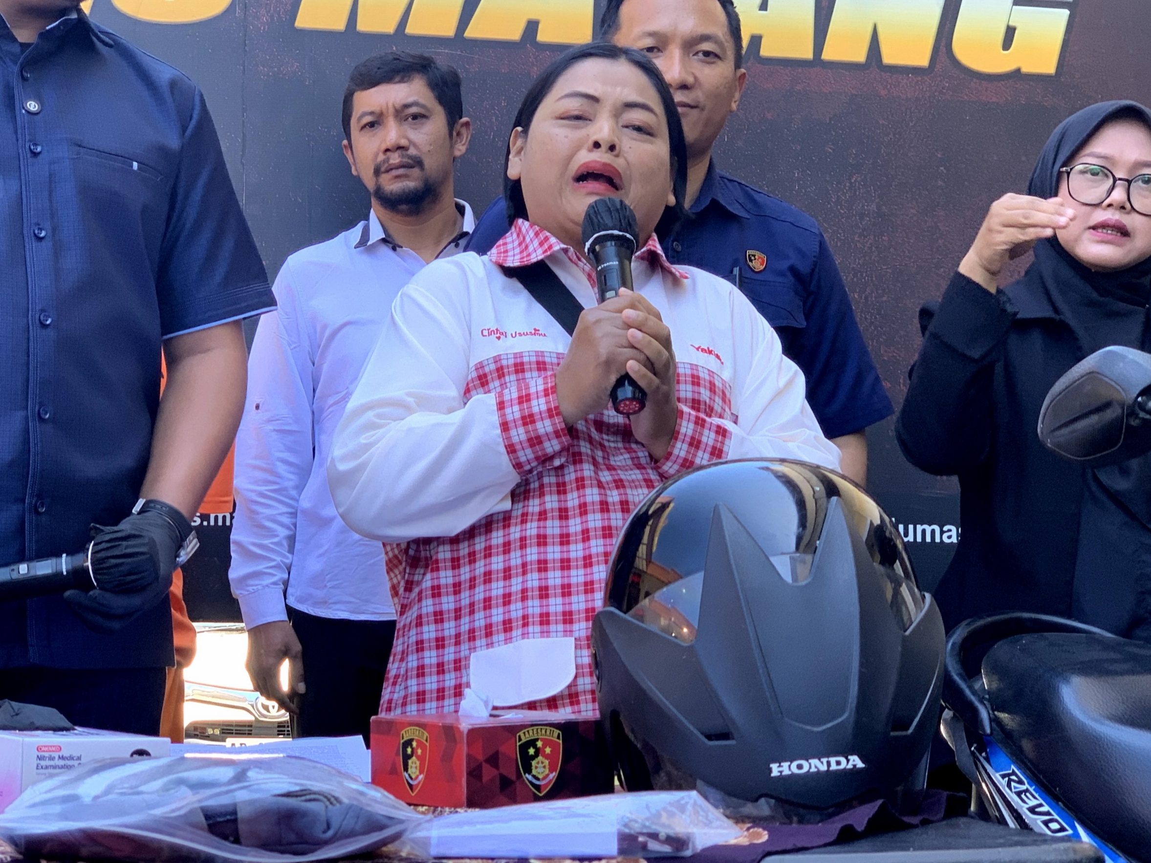 Tangis haru berikut rasa syukur tercurah dari wajah Iswati Nurfaridah (41), seorang penjual atau kurir Yakult, pasca motor kesayangannya ditemukan polisi.