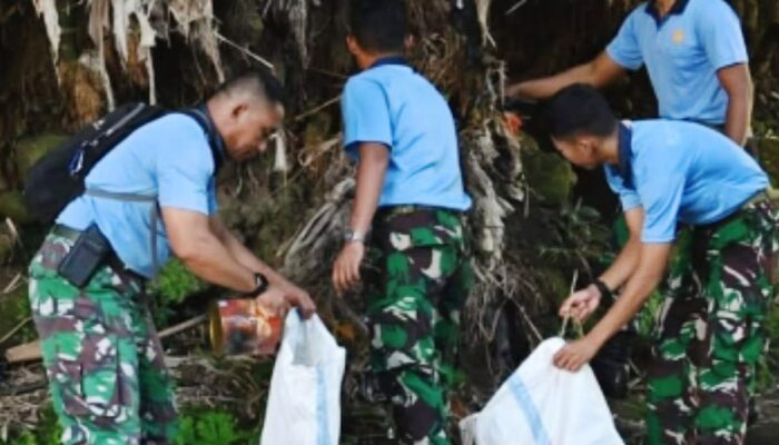 Personil Lanud Abd Saleh Ikuti Apel Hijau Bersihkan Sungai