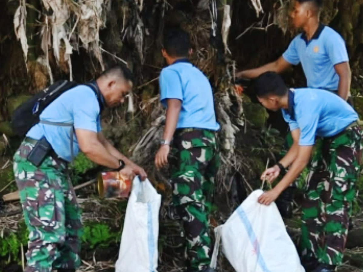 Ratusan personil lintas instansi termasuk personel Lanud Abdulrachman Saleh ikut ambil bagian dalam kegiatan Apel Hijau bertajuk "Merawat Mata Air dan Bersih Sungai".