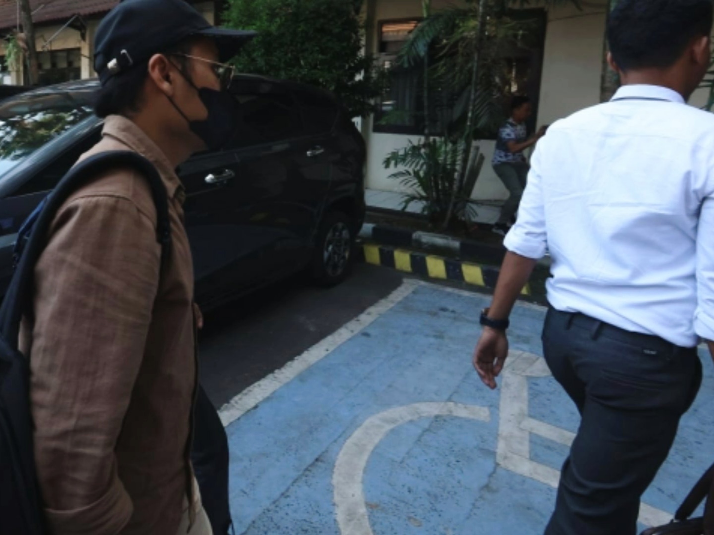 Dokter AY, terduga pelaku pelecehan terhadap pasien Rumah Sakit Persada Hospital Malang, akhirnya penuhi panggilan penyidik Unit Perlindungan Perempuan dan Anak (PPA) Satreskrim Polresta Malang Kota, Selasa (29/4/2025).