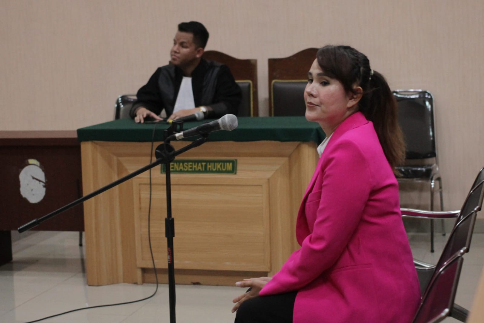 Jaksa Penuntut Umum (JPU) menuntut Isa Zega, terdakwa kasus pencemaran nama baik dan dugaan pemerasan, selama lima tahun kurungan penjara dan denda sebesar Rp 10 Juta.