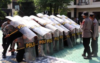 Menjelang peringatan Hari Buruh Internasional (May Day) pada 1 Mei 2025, Polres Batu menggelar latihan Pengendalian Massa (Dalmas) sebagai bentuk kesiapan menghadapi potensi gangguan keamanan dan ketertiban masyarakat, Rabu (30/4/2025).