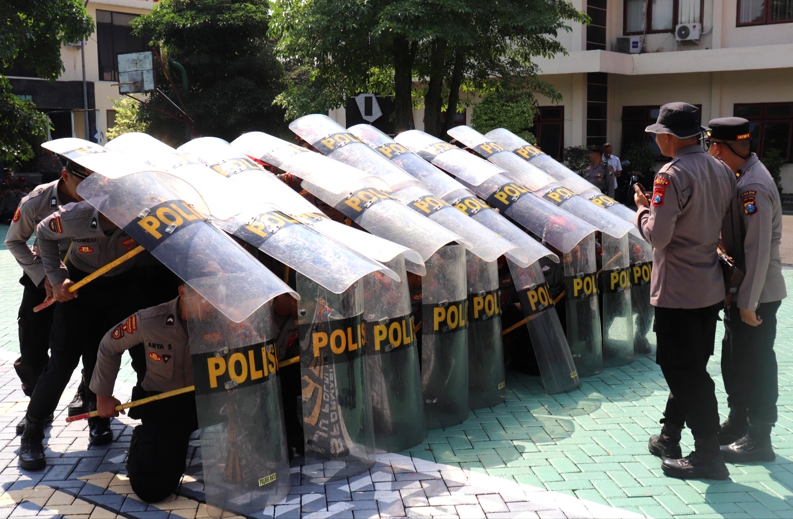 Menjelang peringatan Hari Buruh Internasional (May Day) pada 1 Mei 2025, Polres Batu menggelar latihan Pengendalian Massa (Dalmas) sebagai bentuk kesiapan menghadapi potensi gangguan keamanan dan ketertiban masyarakat, Rabu (30/4/2025).