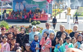 Peringatan Hari Pendidikan Nasional (Hardiknas) tahun 2025 di Kota Malang berlangsung khidmat dan sarat makna. Upacara yang digelar di Halaman Balai Kota Malang ini dihadiri oleh jajaran pejabat daerah, guru, pelajar, serta perwakilan masyarakat.