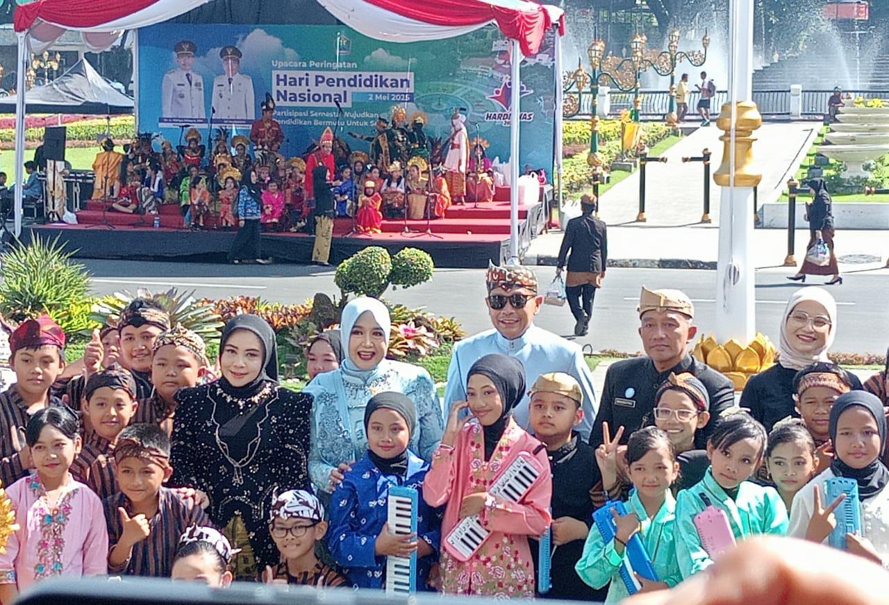 Peringatan Hari Pendidikan Nasional (Hardiknas) tahun 2025 di Kota Malang berlangsung khidmat dan sarat makna. Upacara yang digelar di Halaman Balai Kota Malang ini dihadiri oleh jajaran pejabat daerah, guru, pelajar, serta perwakilan masyarakat.
