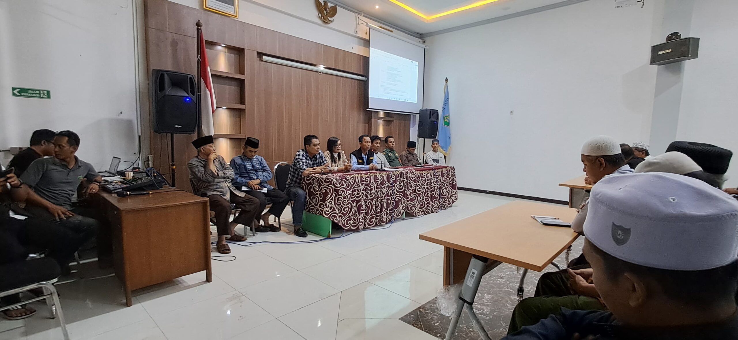 Menanggapi dinamika yang terjadi dalam proses pemilihan Ketua Takmir Masjid Syuhada Karanglo Indah, Ketua RW 04 Kelurahan Balearjosari, Kecamatan Blimbing, Kota Malang, H. Rudi Hartono memberikan klarifikasi. Menurutnya, bahwa proses pemilihan telah melalui beberapa tahapan dan penundaan atas dasar arahan serta mediasi dari berbagai pihak terkait.