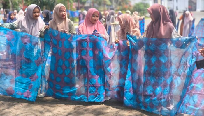 Peringati Hardiknas, Ratusan Santriwati An Nur II Shibori Jilbab