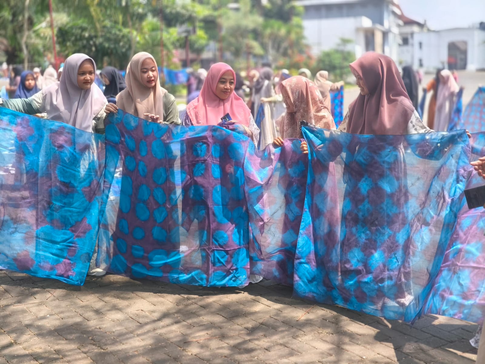 Ada yang menarik dalam memperingati Hari Pendidikan Nasional (Hardiknas) di Pondok Pesantren (Ponpes) Wisata An Nur II Al Murtadlo, Kecamatan Bululawang, Kabupaten Malang. Yakni dengan praktek membuat jilbab dengan teknik pewarnaan Shibori.