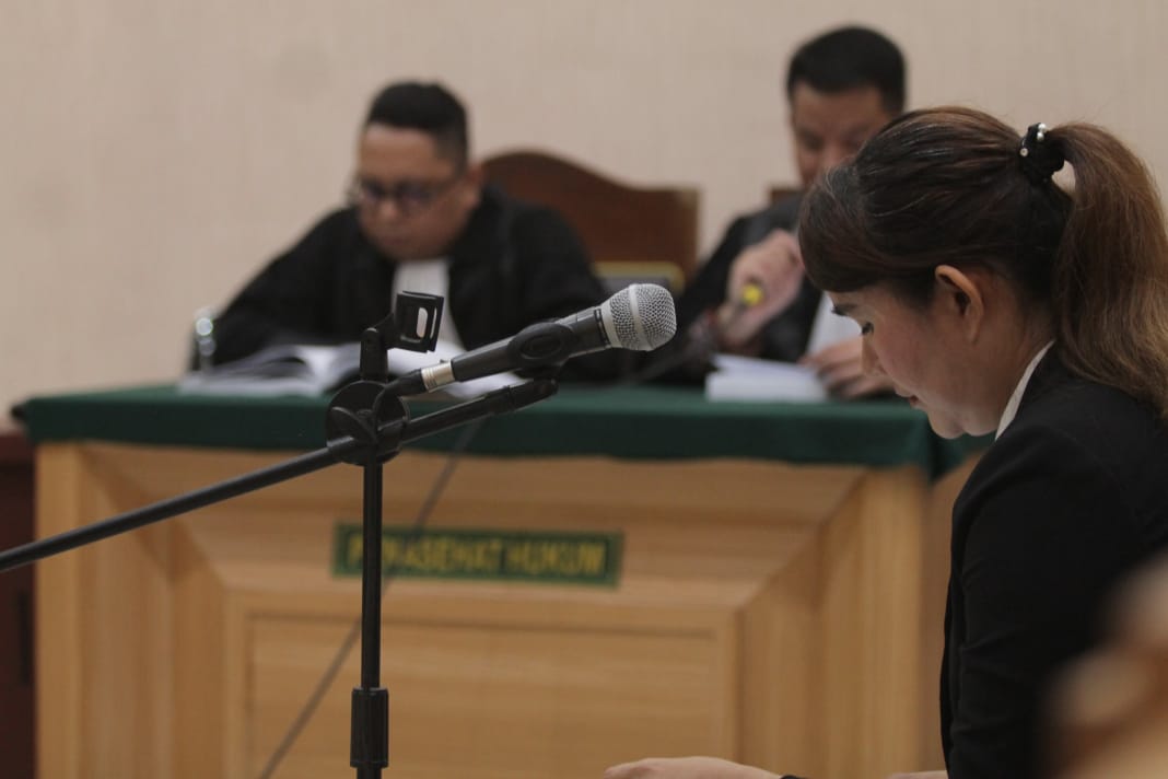 Isa Zega, terdakwa perkara pengancaman dan pencemaran nama baik terhadap Shandy Purnamasari, tiba-tiba terisak saat membacakan nota pembelaan (pledoi), di sidangnya di Pengadilan Negeri (PN) Kabupaten Malang, Selasa (6/5/2025).