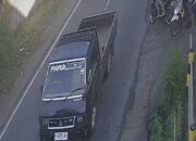 Mobil Pikup Nyaris Terjun ke Jurang Akibat Tergelincir Tumpahan Solar di Pujon Malang