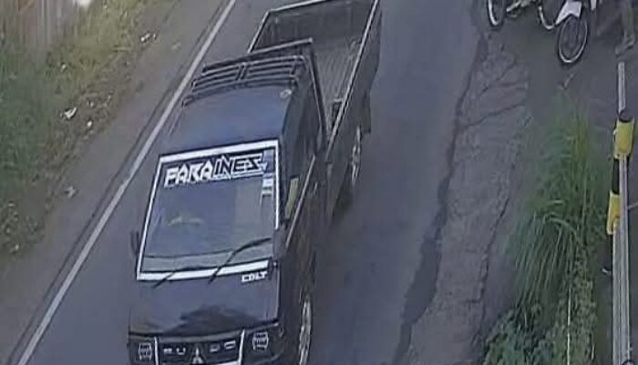 Mobil Pikup Nyaris Terjun ke Jurang Akibat Tergelincir Tumpahan Solar di Pujon Malang