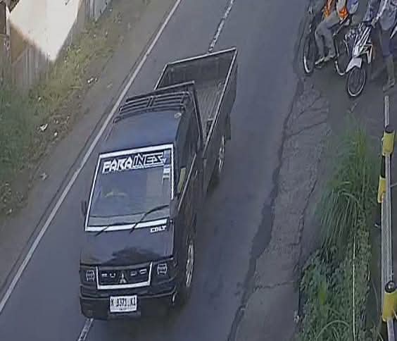 Sebuah mobil pikup Mitsubishi L300 nyaris terjun ke jurang setelah tergelincir di Jalan Raya Pujon, Kabupaten Malang, Kamis pagi (8/5/2025) sekitar pukul 07.39 WIB.