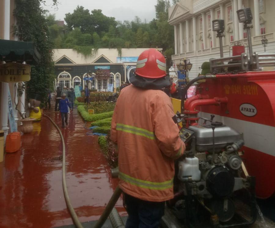 Kebakaran melanda Museum Angkut, di Kota Batu, Jawa Timur, Kamis (8/5/2025) siang. Api menghanguskan sebagian area bertema "London" di kompleks museum yang berada di bawah naungan Jatim Park Group tersebut.