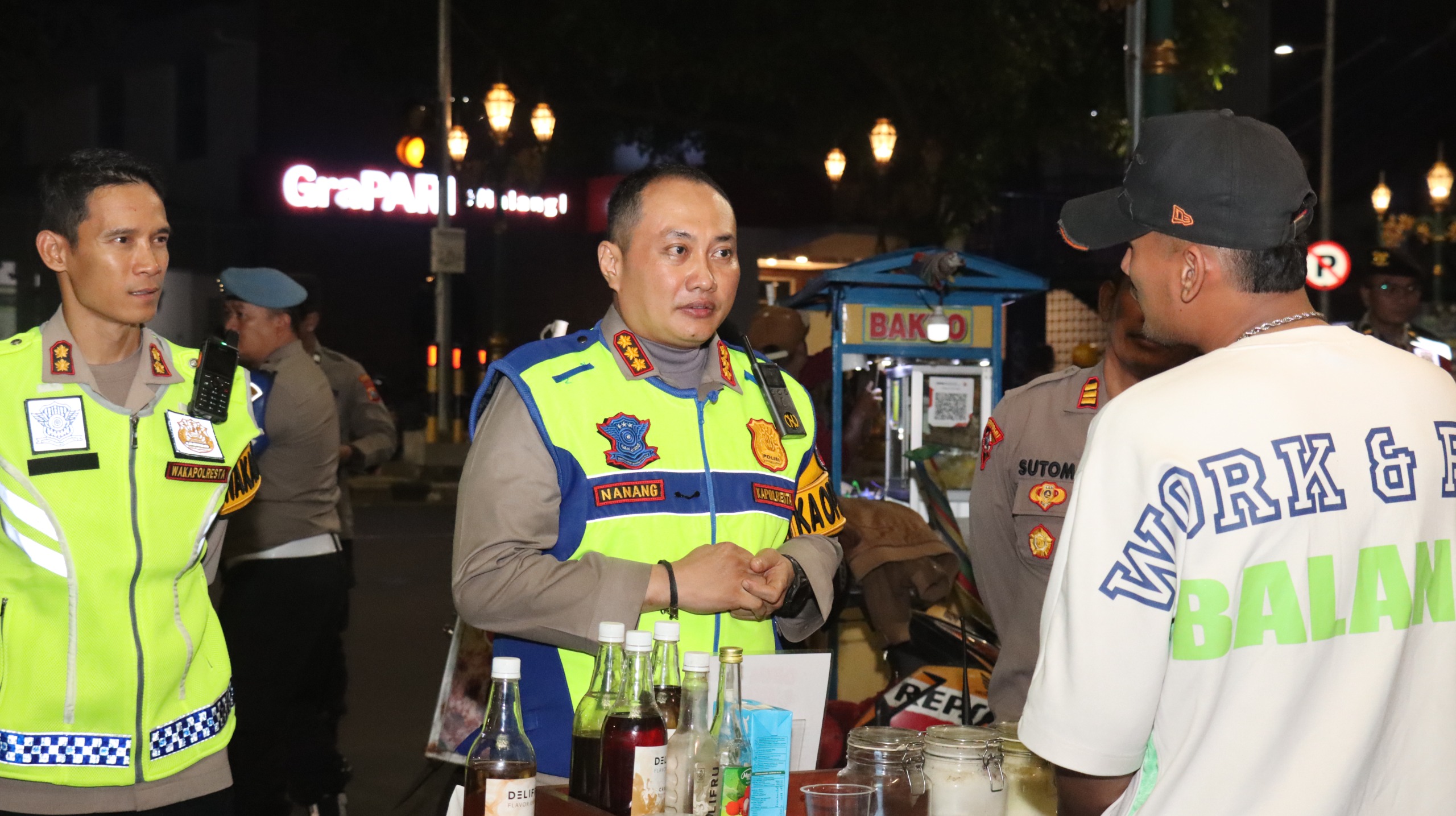 Sebagai upaya menciptakan lingkungan yang aman dan nyaman bagi warga masyarakat, Kapolresta Malang Kota, Kombes Pol Nanang Haryono, memimpin langsung kegiatan Patroli Preemtif dan Preventif yang digelar serentak untuk memberantas aksi premanisme di wilayah hukum Polresta Malang Kota, Sabtu (10/5/2025).