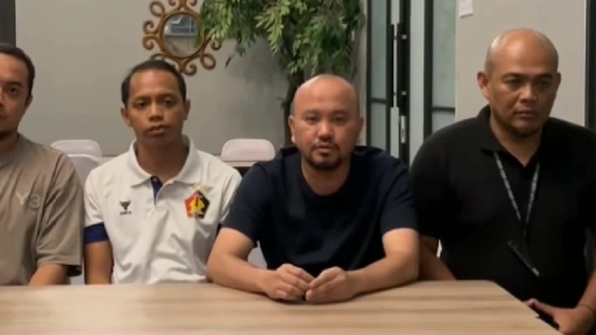 pelataran Stadion Kanjuruhan berubah serius saat Presidium Aremania menggelar konferensi pers mendadak. Ini dilakukan untuk menanggapi insiden pelemparan bus tim Persik Kediri pasca pertandingan panas melawan Arema FC.