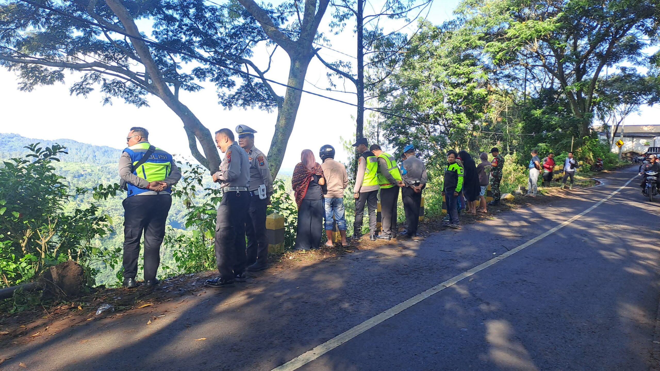 Kecelakaan tunggal terjadi di ruas jalur wisata Gunung Semeru Selatan (GSS), tepatnya di Jalan Raya Desa Gubugklakah, Kecamatan Poncokusumo, Kabupaten Malang, Selasa (13/ 5/2025) dini hari sekitar pukul 02.30 WIB.