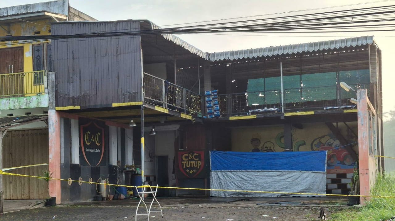 Warga Kecamatan Gondanglegi, Kabupaten Malang, kembali dikejutkan oleh temuan sesosok pria muda yang tergeletak tak bernyawa di pinggir Jalan Trunojoyo, pada Sabtu dini hari, (17/5/2025). Lokasi kejadian tepatnya berada di depan C&C (Car Wash and Coffee), Dusun Kalibureng, Desa Sukosari, Kecamatan Gondanglegi.