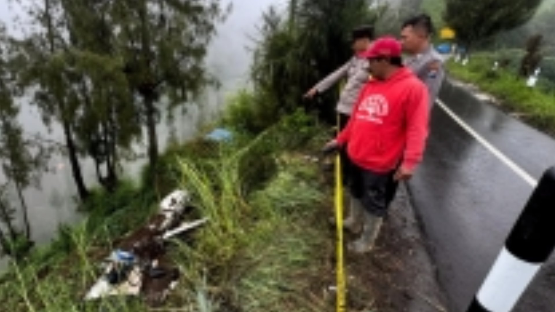 Jalur menuju Gunung Bromo kembali memakan korban. Sebuah mobil Jip wisata dengan nomor polisi N 2532 ECZ terjun ke jurang sedalam belasan meter di Jalan Raya Desa Ngadas, Kecamatan Poncokusumo, Kabupaten Malang, Sabtu (17/5/2025) dini hari, sekitar pukul 03.00 WIB.