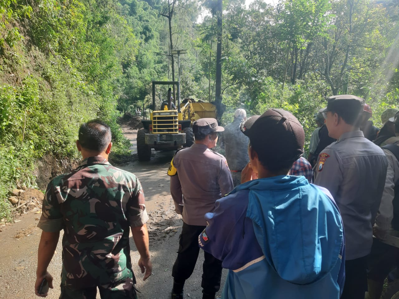 Bencana tanah longsor kembali terjadi di wilayah pegunungan Kota Batu. Kali ini, longsor menutup total akses utama menuju Pura Luhur Giri Arjuno di Jalan Pura Arjuno, Desa Tulungrejo, Kecamatan Bumiaji, Selasa pagi (20/5/2025) sekitar pukul 08.00 WIB.