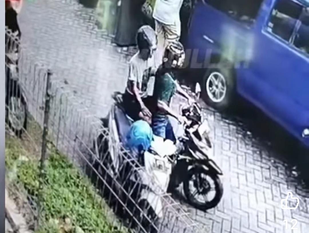 Aksi pencurian tas berisi laptop milik mahasiswa terekam jelas kamera pengawas di depan Gerbang Ambarawa, Universitas Negeri Malang (UM), Selasa siang (20/5/2025) kemarin.