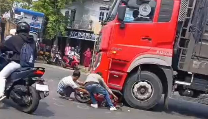Perempuan Muda Nyaris Tewas Digilas Truk Gandeng di Perempatan Garuda Singosari
