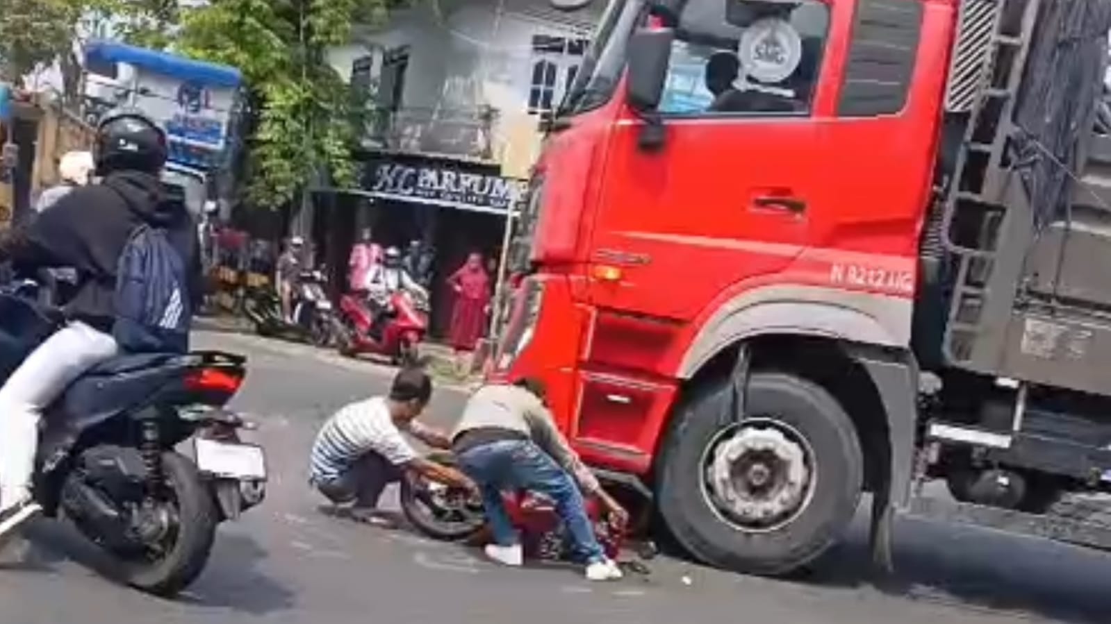 Kecelakaan lalu lintas kembali memakan korban di simpang maut Perempatan Garuda, Kecamatan Singosari, Kabupaten Malang, Selasa siang (21/5/2025). Seorang perempuan muda diselamatkan warga dalam detik-detik menegangkan.