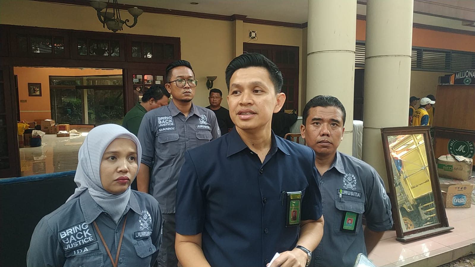 Sengketa tanah yang sempat memicu banyak tanda tanya publik di Jalan Bandung, Kota Malang, akhirnya tuntas di tangan Pengadilan Negeri Malang. Hari ini, Kamis (22/5/2025), eksekusi pengosongan atas tanah dan bangunan di Jalan Bandung No. 34 resmi dilaksanakan tanpa perlawanan.