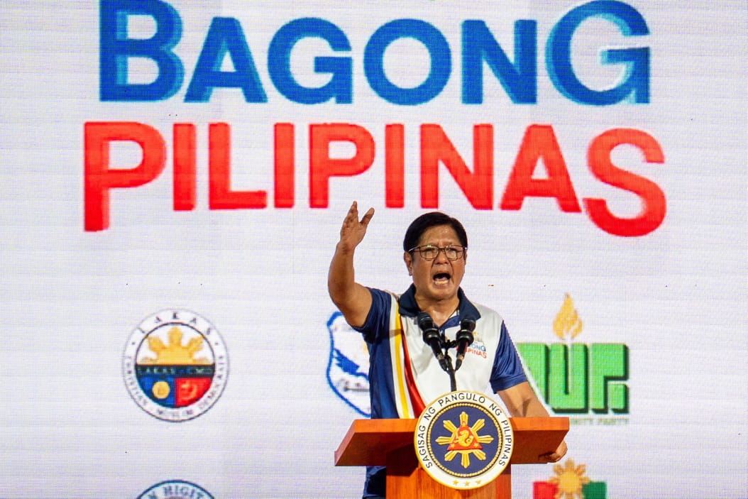 Presiden Filipina, Ferdinand Marcos Jr secara mengejutkan meminta seluruh sekretaris kabinetnya mengajukan pengunduran diri pada Kamis (21/5), dalam langkah yang dipandang sebagai strategi besar untuk merombak pemerintahan dan menegaskan kembali otoritasnya menjelang sisa masa jabatan yang kurang dari tiga tahun.