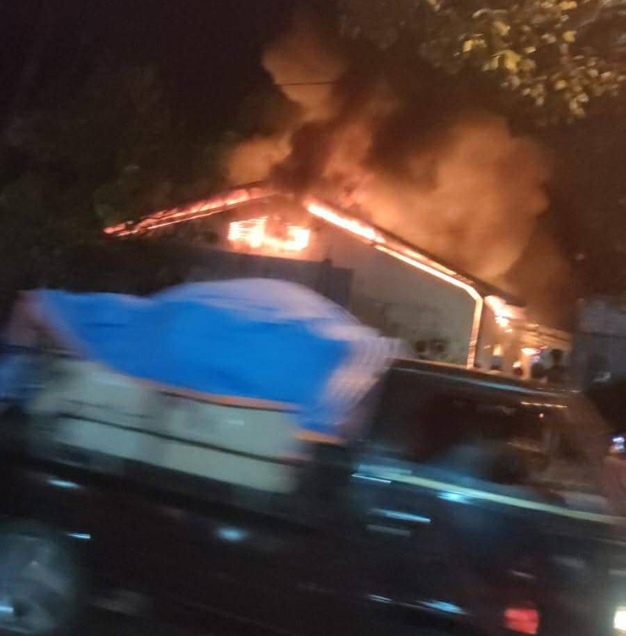 Gudang Tembakau PR Atlas di Pakisaji Malang Terbakar Hebat