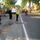 Seorang perempuan lanjut usia bernama Riatun (73), warga Dusun Watudakon Gang Apukat, Desa Kendalpayak, Kecamatan Pakisaji, Kabupaten Malang, meninggal dunia usai ditabrak pengendara sepeda motor tak dikenal saat menyebrang jalan pada Minggu pagi (25/5).