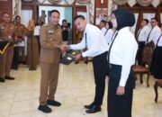 Wali Kota Malang, Dr. Ir. Wahyu Hidayat, M.M, menegaskan bahwa etika birokrasi harus menjadi fondasi utama dalam pelaksanaan tugas para Calon Pegawai Negeri Sipil (CPNS). Hal tersebut disampaikannya saat menyerahkan Surat Keputusan (SK) kepada 50 CPNS formasi tahun 2024 di Ruang Sidang Balai Kota Malang, Selasa (27/5/2025).
