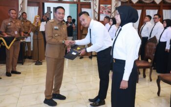 Wali Kota Malang, Dr. Ir. Wahyu Hidayat, M.M, menegaskan bahwa etika birokrasi harus menjadi fondasi utama dalam pelaksanaan tugas para Calon Pegawai Negeri Sipil (CPNS). Hal tersebut disampaikannya saat menyerahkan Surat Keputusan (SK) kepada 50 CPNS formasi tahun 2024 di Ruang Sidang Balai Kota Malang, Selasa (27/5/2025).