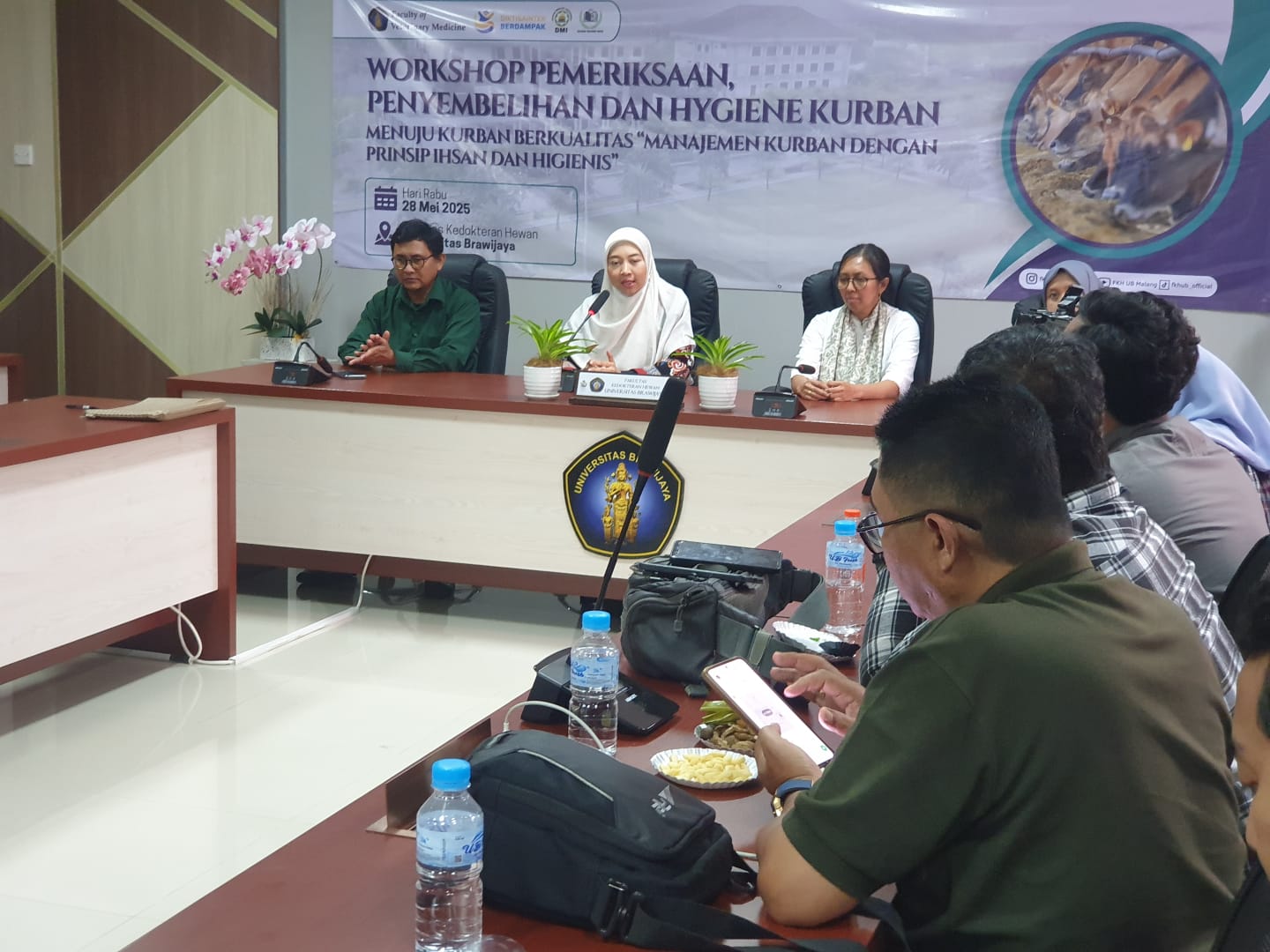Menjelang Idul Adha Fakultas Kedokteran Hewan (FKH) Universitas Brawijaya (UB) mengerahkan 916 relawan untuk memeriksa hewan kurban.