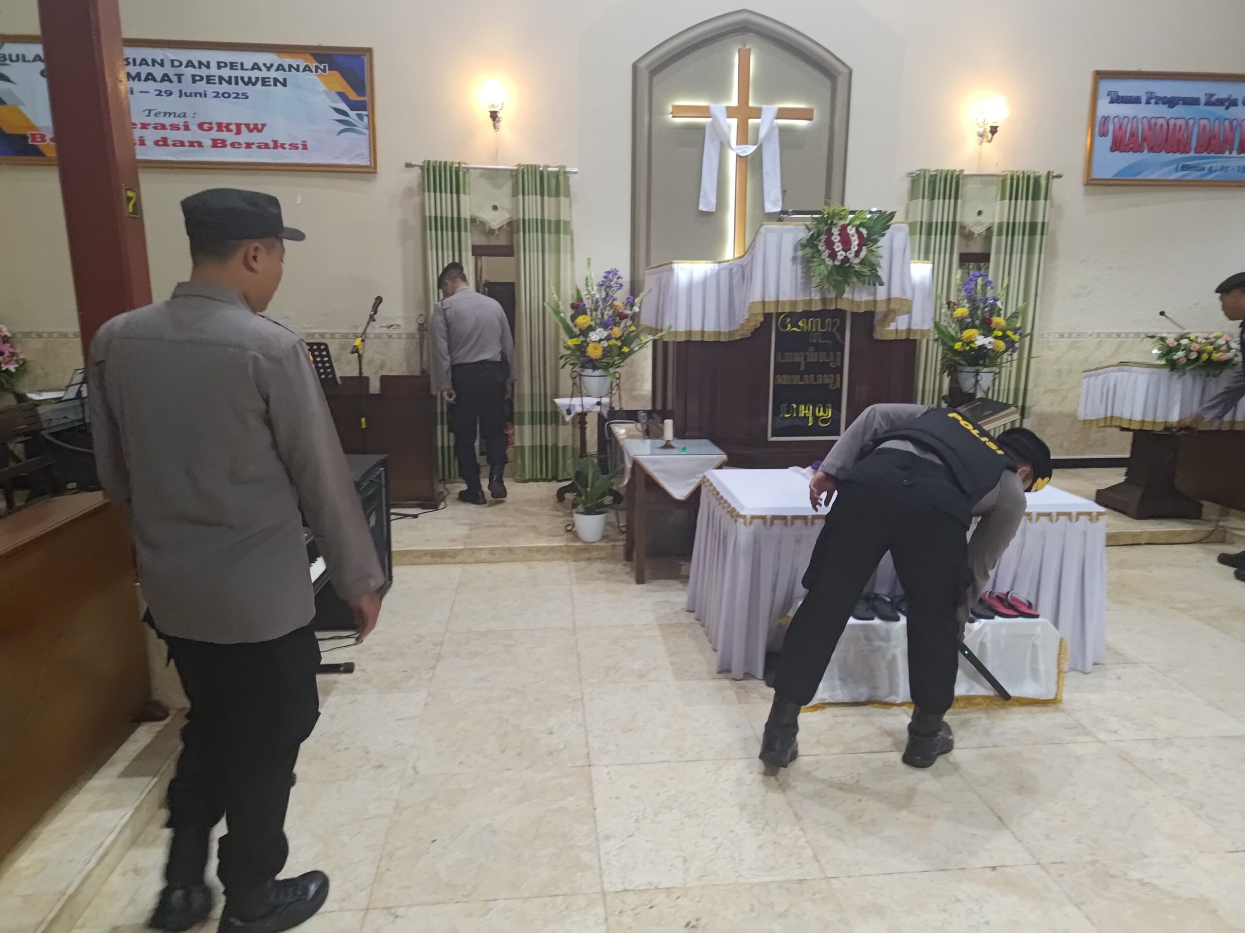 Sterilisasi dilaksanakan oleh personel Satuan Samapta Polres Malang sejak pukul 05.00 WIB di beberapa titik lokasi gereja, antara lain GPDI Alfa Omega, GKJW Gunung Tumo, dan GKJW Induk di Desa Sitiarjo, Kecamatan Sumbermanjing Wetan.